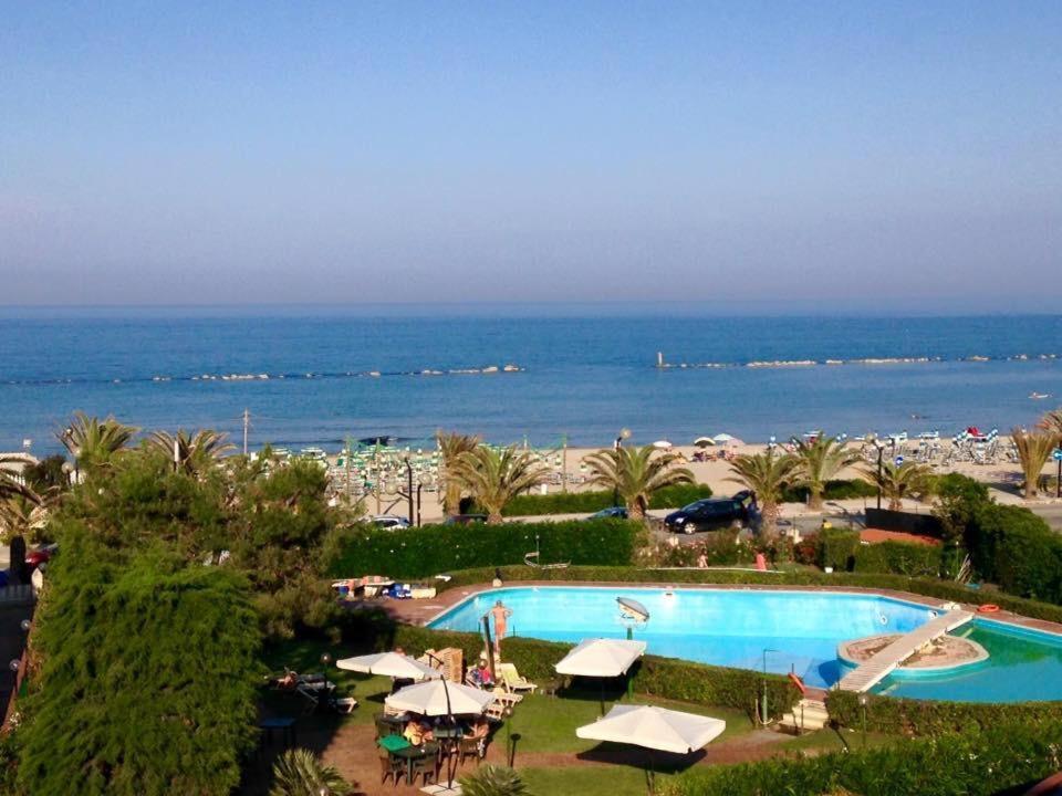 Le Rose Beach & Suites Appartamenti Fronte Mare A Villarosa Martinsicuro Dış mekan fotoğraf