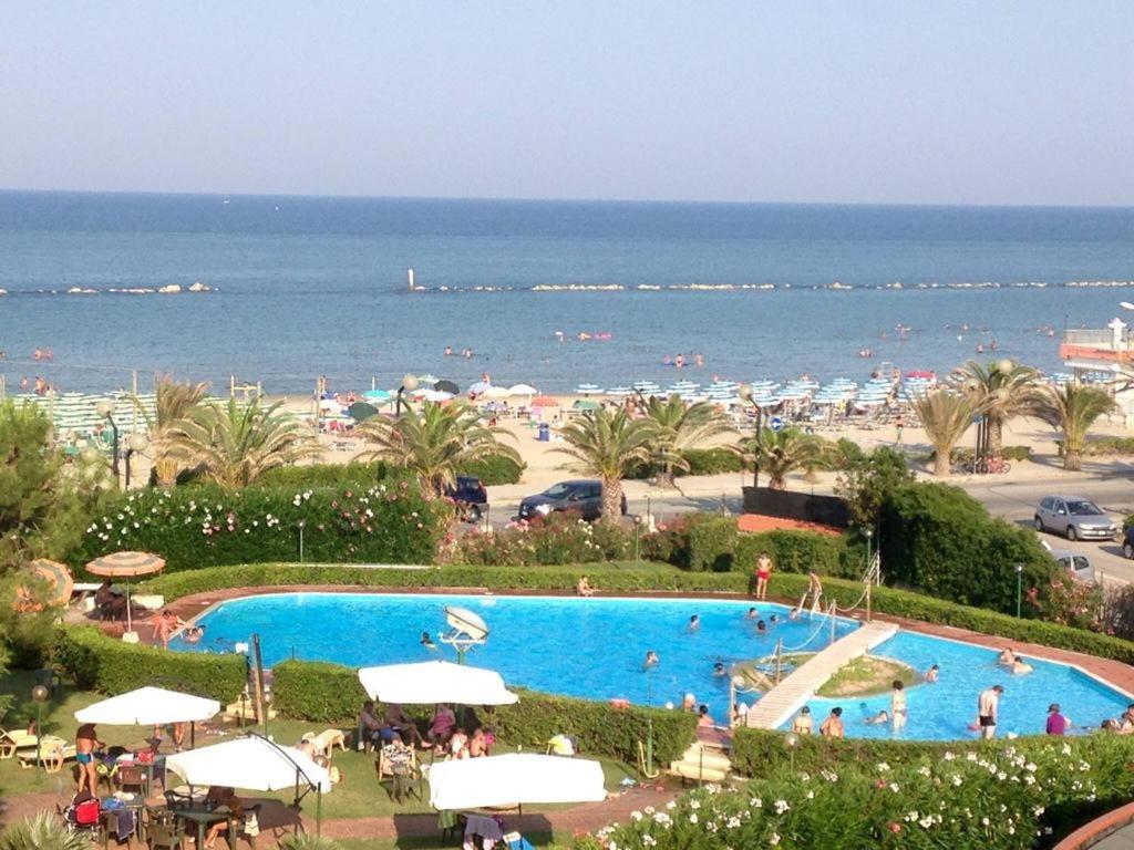 Le Rose Beach & Suites Appartamenti Fronte Mare A Villarosa Martinsicuro Dış mekan fotoğraf