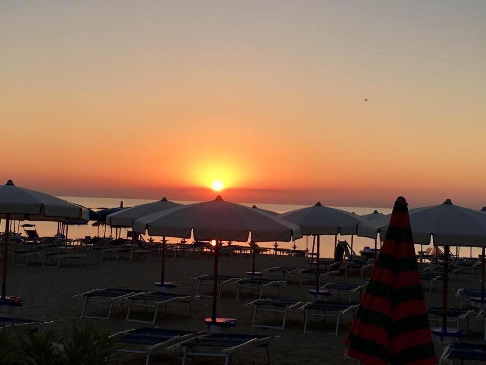 Le Rose Beach & Suites Appartamenti Fronte Mare A Villarosa Martinsicuro Dış mekan fotoğraf
